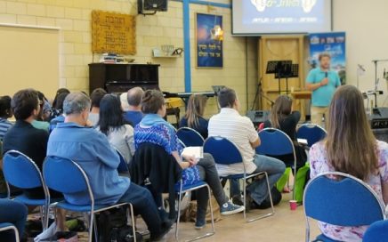 shabbat school seminar audience seated while listening to a lecturer