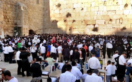 big crowd of people at the Western Wall in Jerusalem