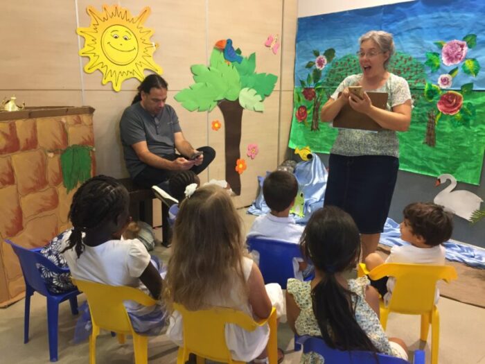 teacher teaching children in Shabbat School