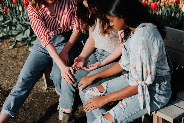 women praying